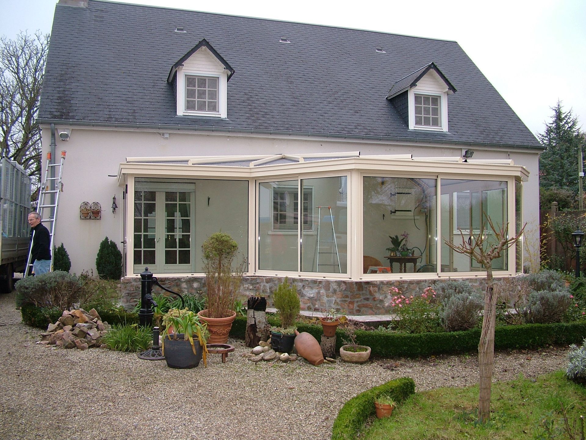 Véranda vue d'un jardin.