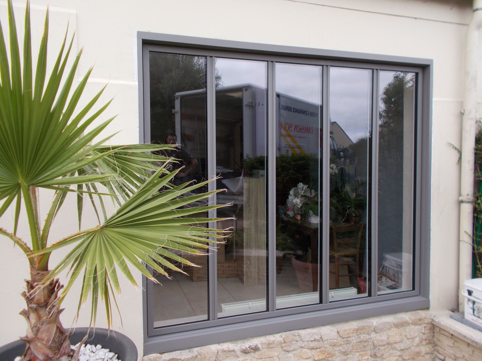 Baie vitrée coulissante grise.