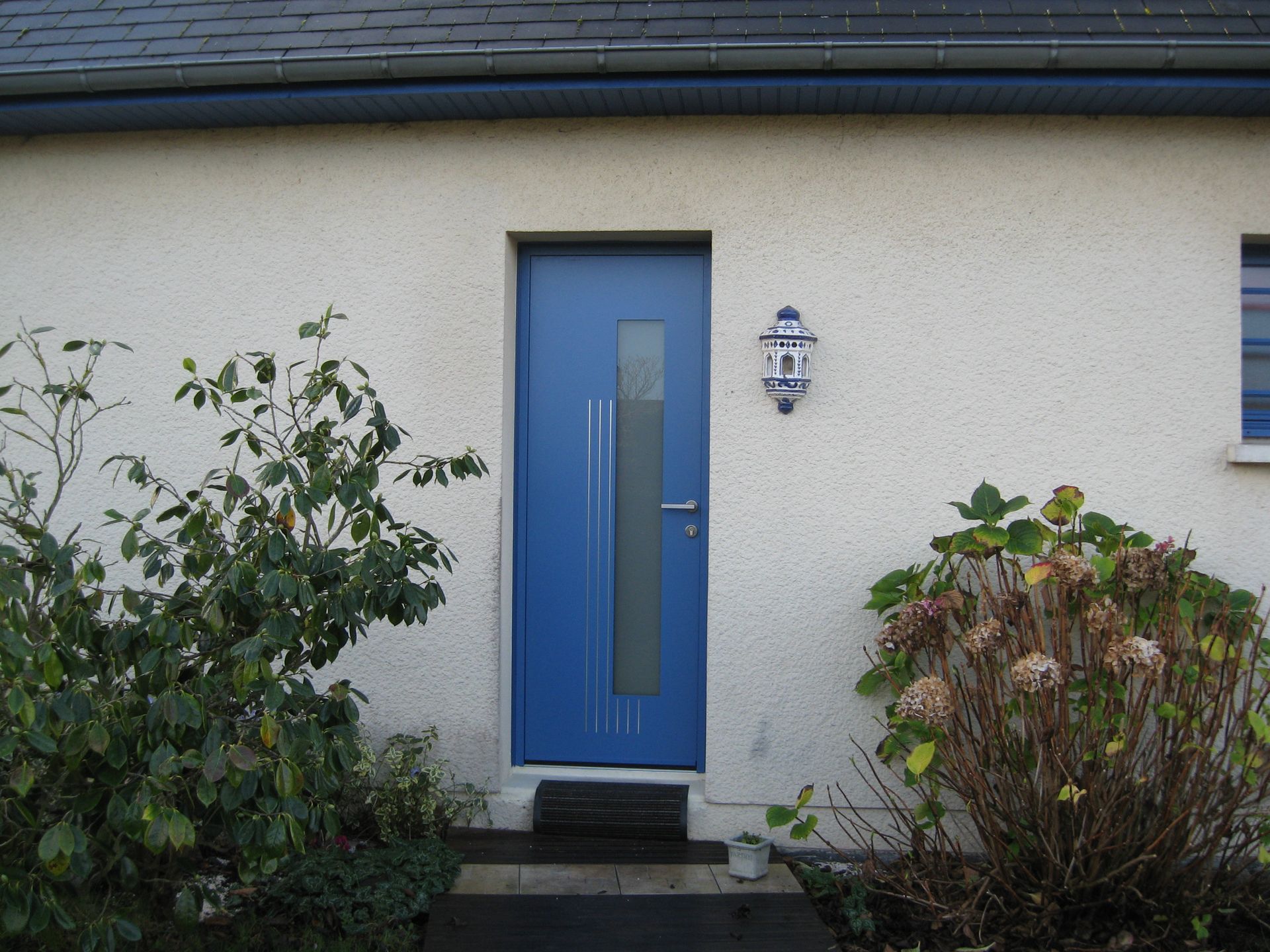 Porte d'entrée bleue.