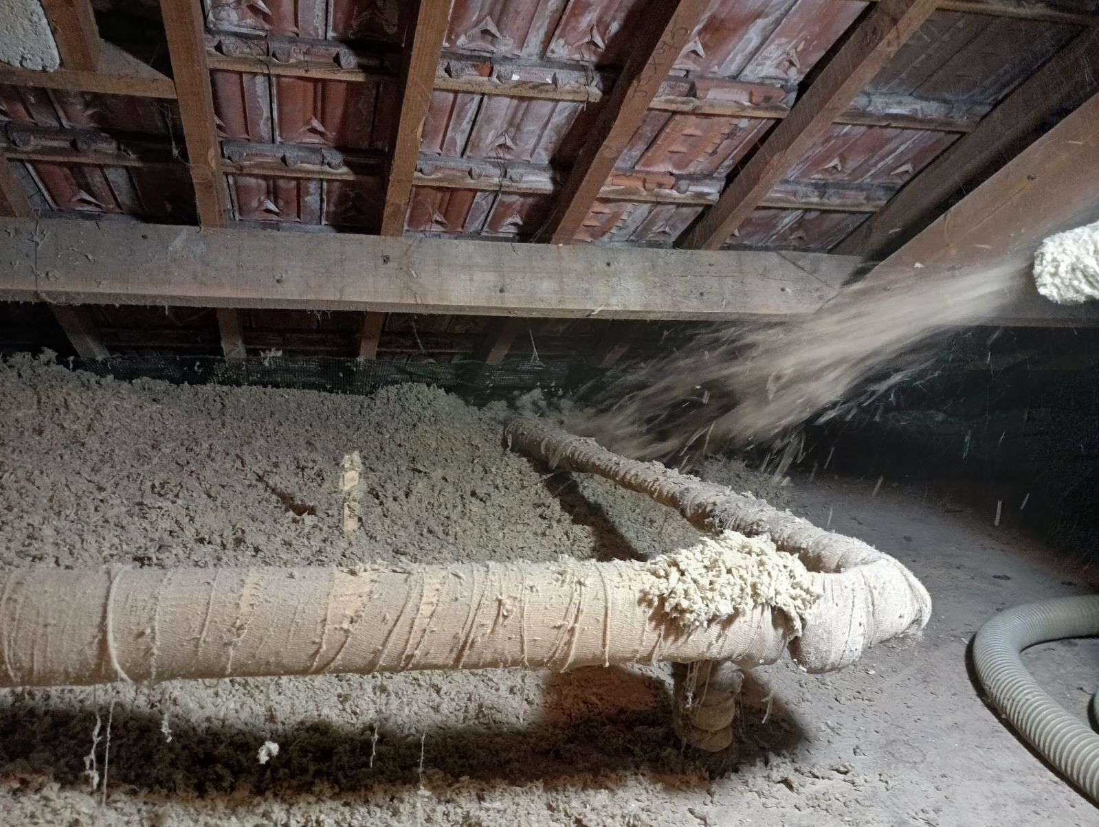 Isolation de combles par projection.