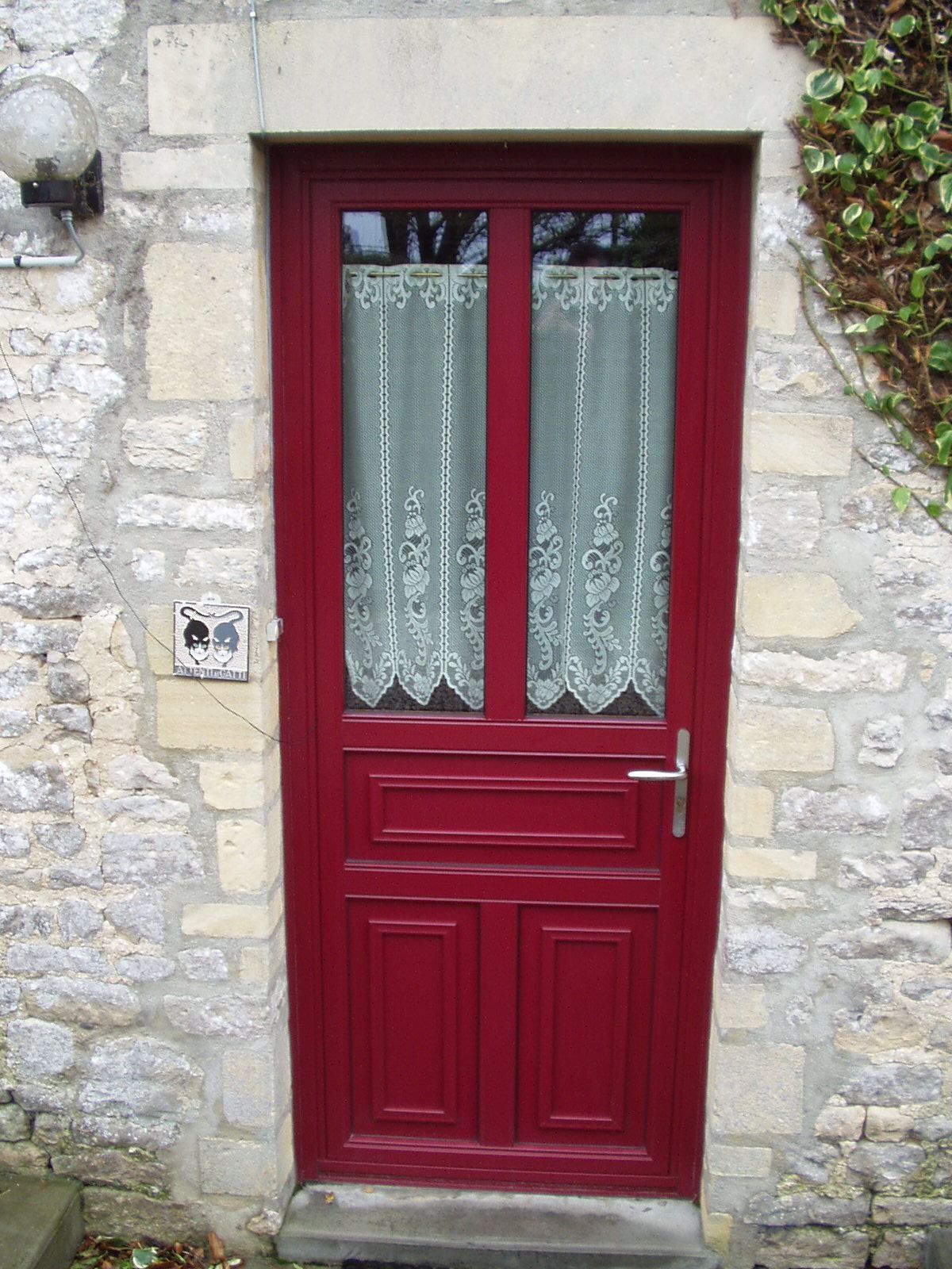 Porte rouge vitrée.