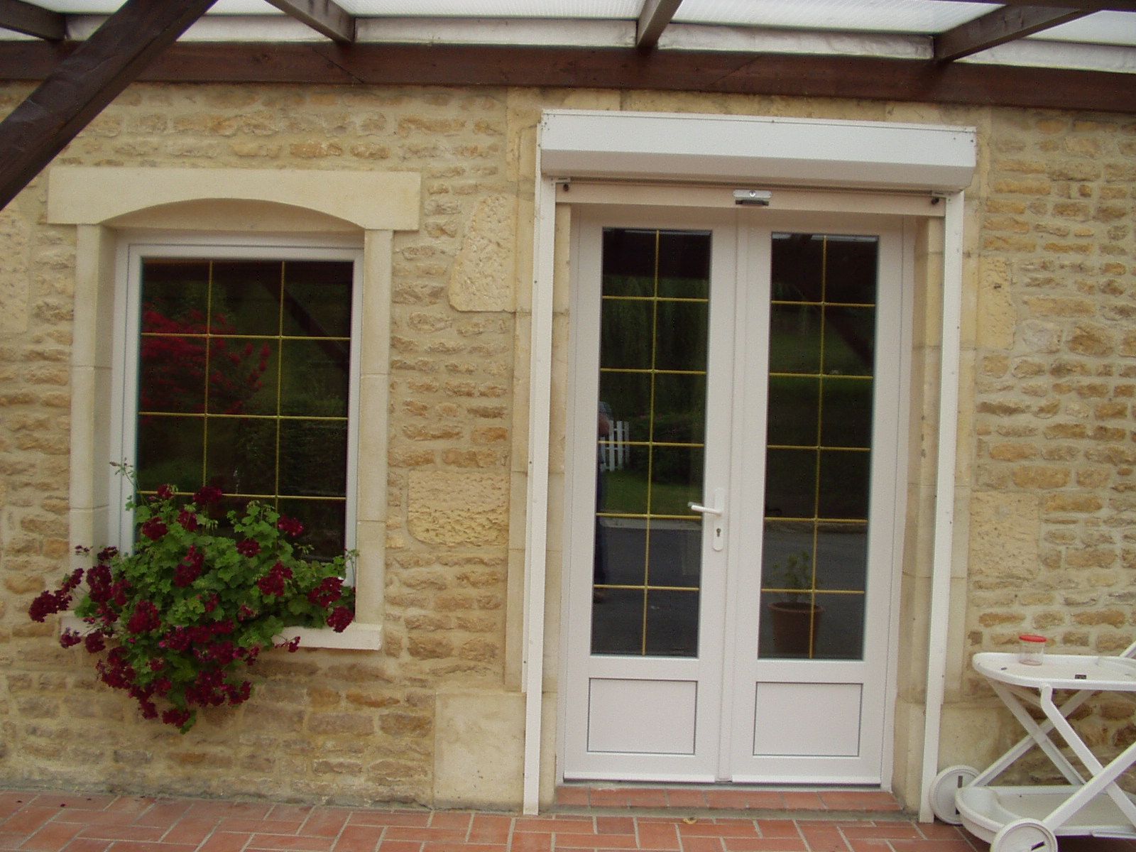 Porte d'entrée et fenêtre blanche.