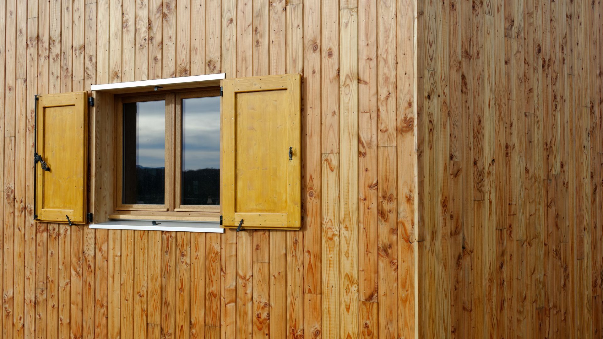 Mur d'une maison avec bardage en bois