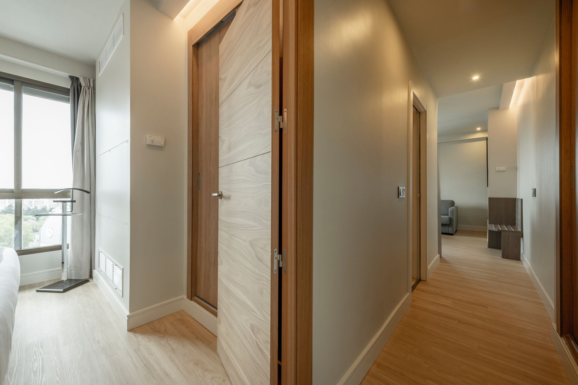 Couloirs d'une maison avec portes en bois ouvertes