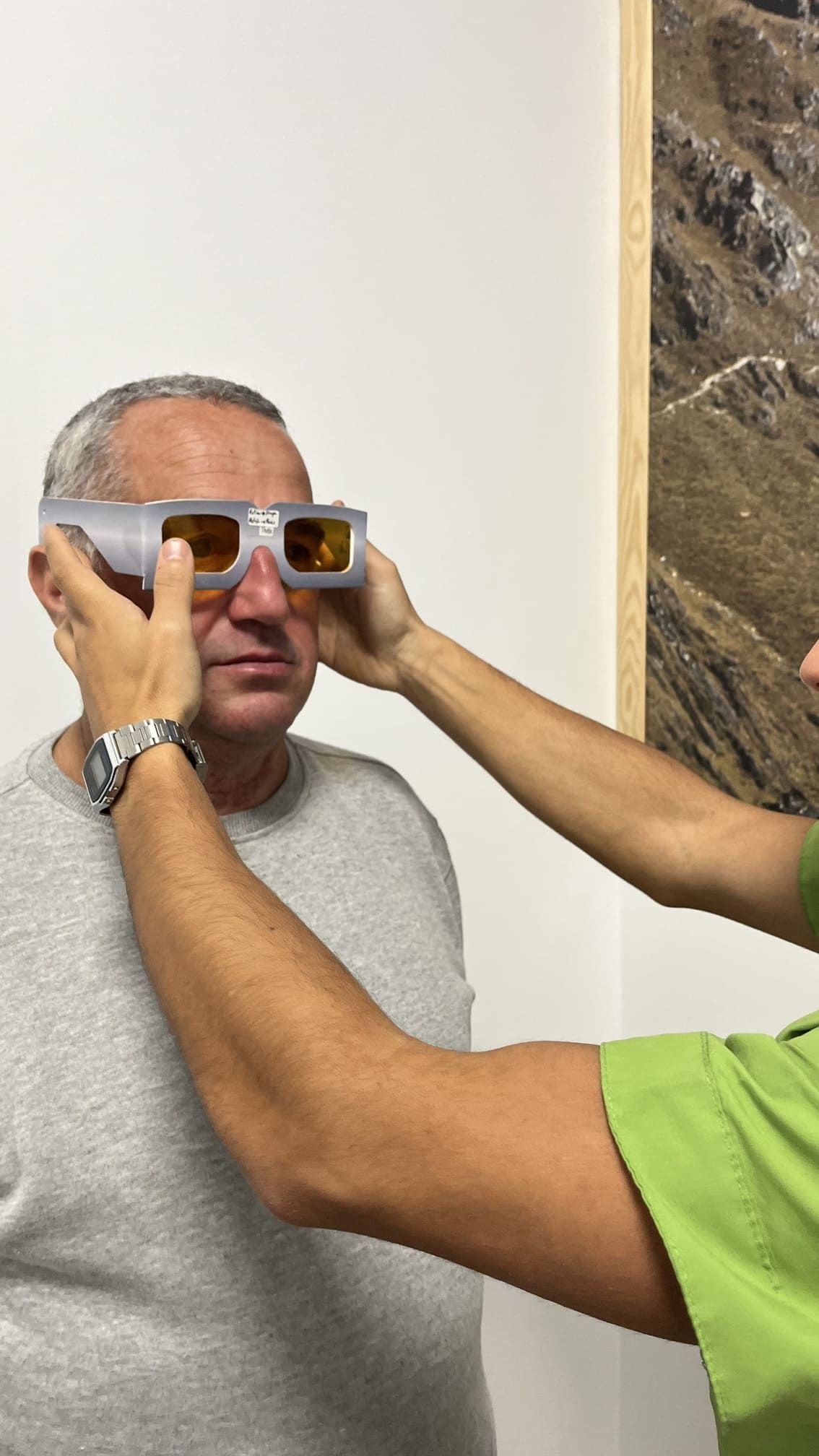 Un hombre lleva un par de gafas 3D.