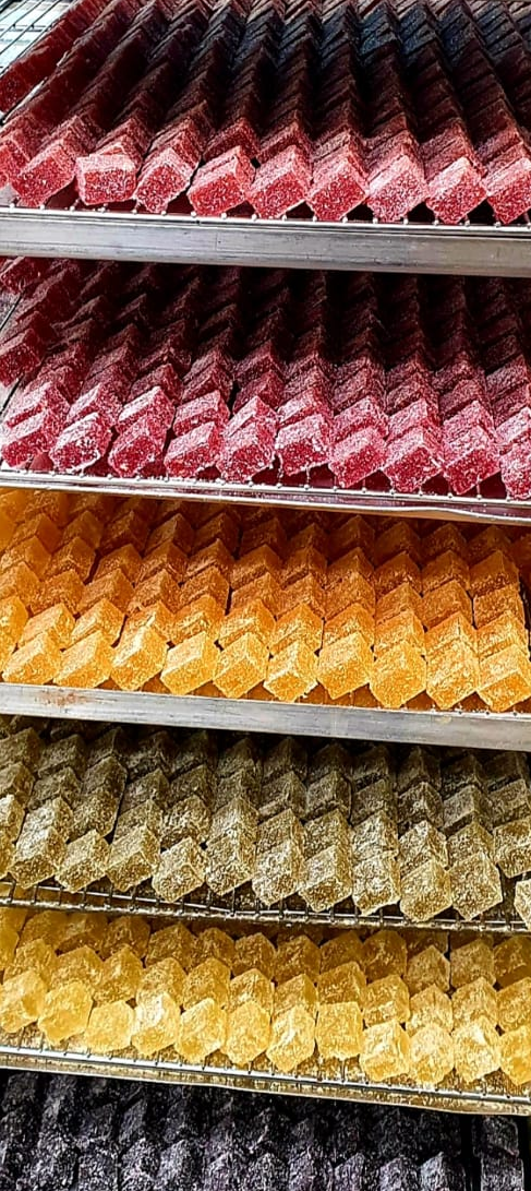 Étagères de pates de fruits