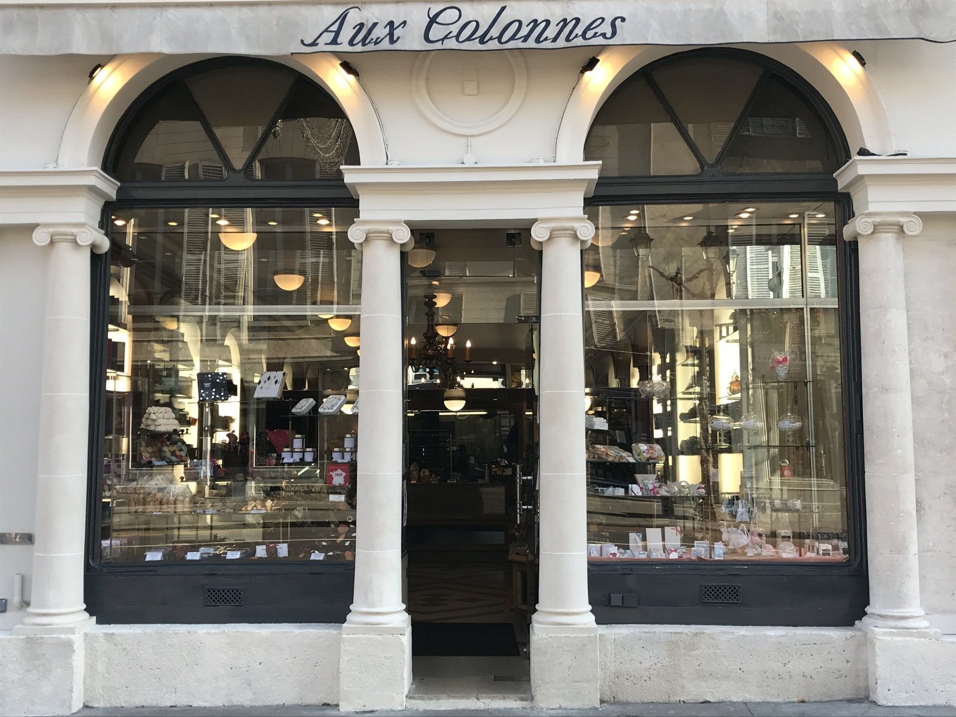 Façade d'une chocolaterie avec des colonnes