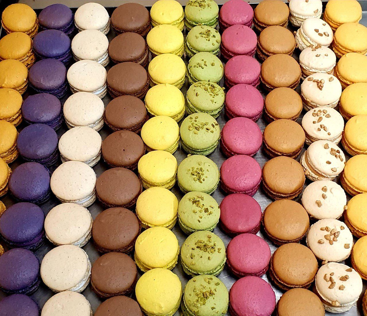 Colonne de macarons de différentes saveurs