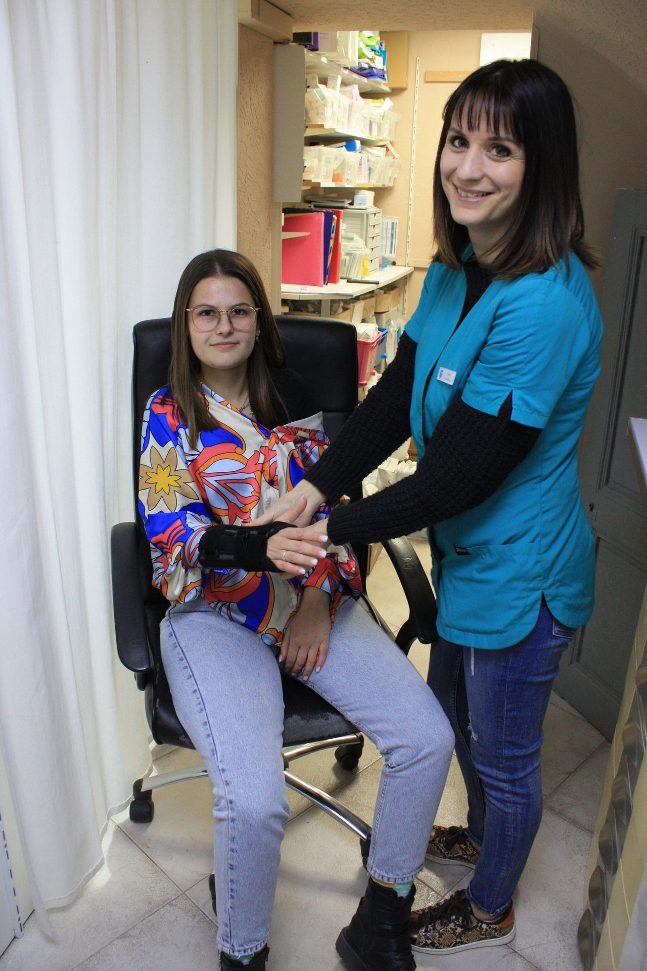 Pose d'attelle au poignée d'une cliente