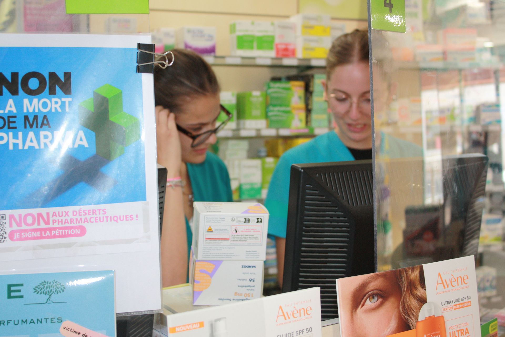Pharmaciennes à l'arrière du comptoir de vente
