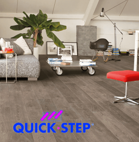 Una sala de estar con un logotipo de Quick Step en el suelo.