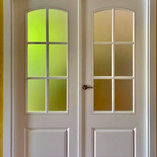Un par de puertas blancas con vidrieras.