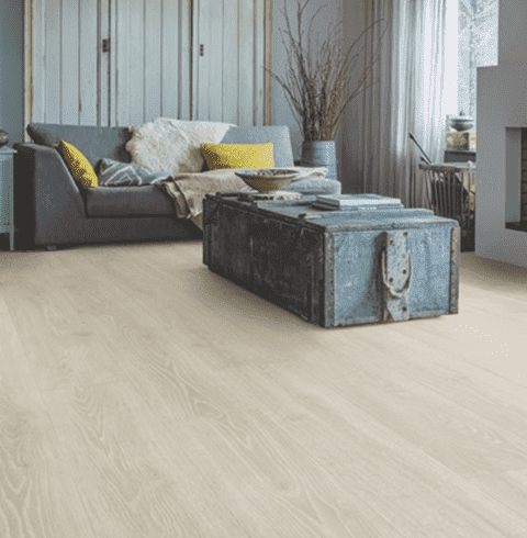 Una sala de estar con un sofá, una mesa de café y un baúl.