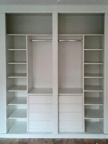 Un armario blanco con muchos estantes y cajones.