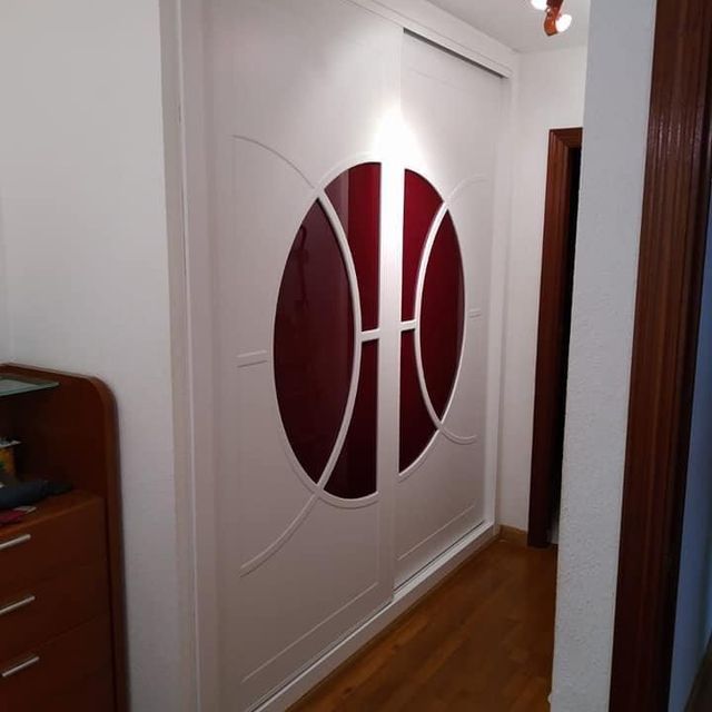 Una pared blanca con un círculo rojo encima