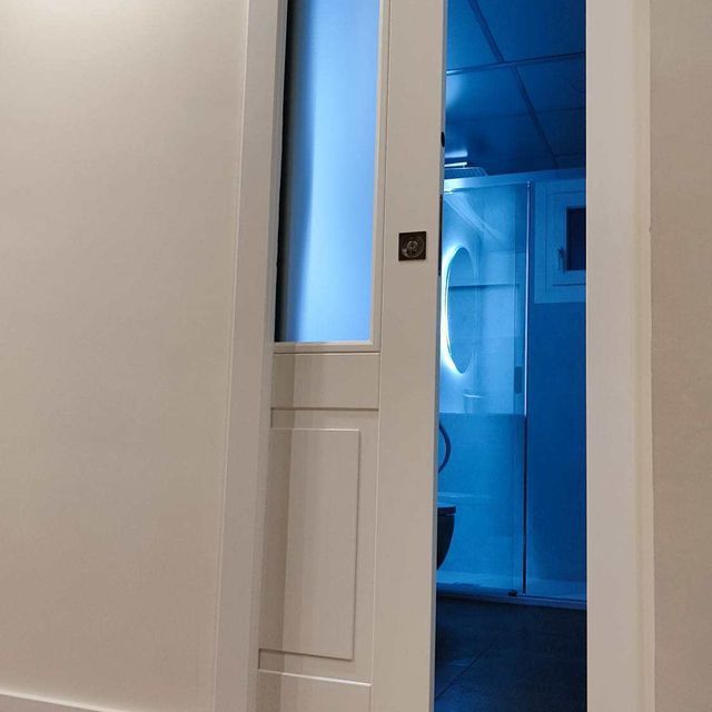 Una puerta blanca con una luz azul detrás de ella