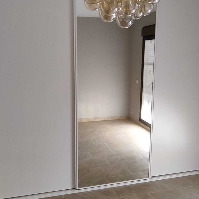 Hay un espejo grande en el medio de una habitación.