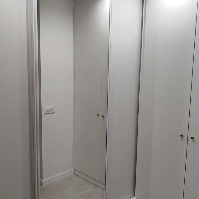 Hay un espejo grande en la esquina de la habitación.