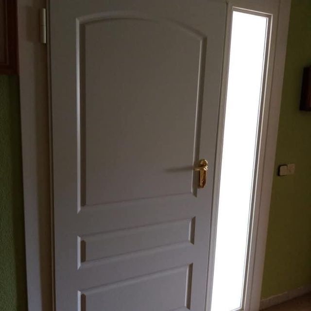 Una puerta blanca con una luz saliendo de ella.