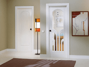 Una habitación con dos puertas blancas y una lámpara.