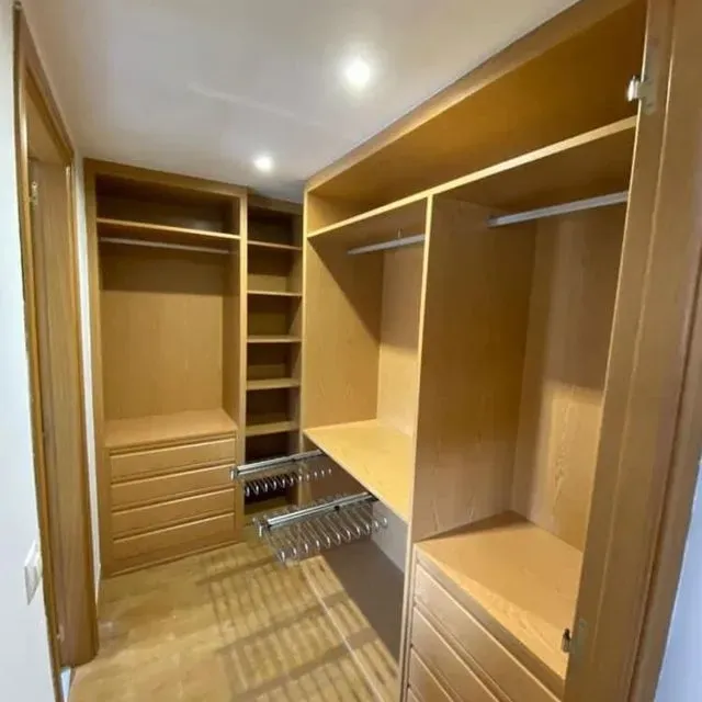 Un vestidor con muchos estantes y cajones.