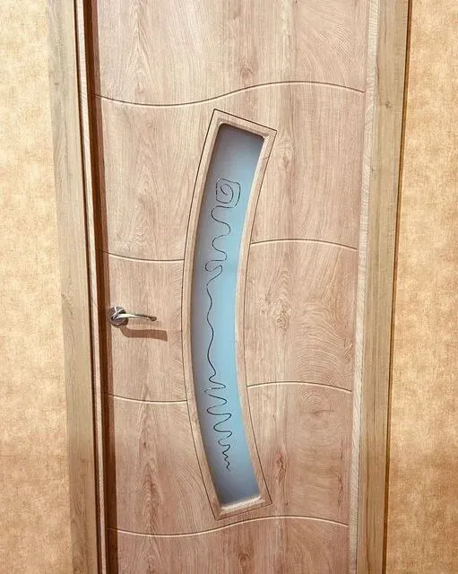 Una puerta de madera con una ventana de vidrio en el medio.