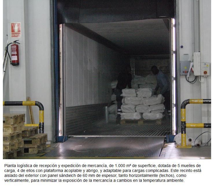 Una imagen de un almacén con un extintor de incendios en la pared.