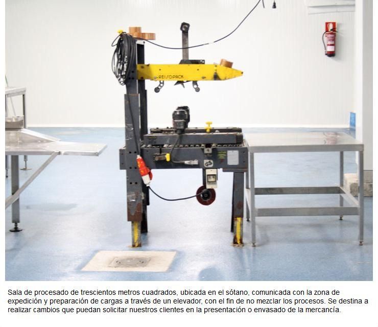 Una máquina está sentada sobre una mesa en una habitación en español.