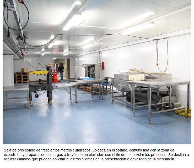 Una sala grande con muchas mesas y maquinaria en ella.