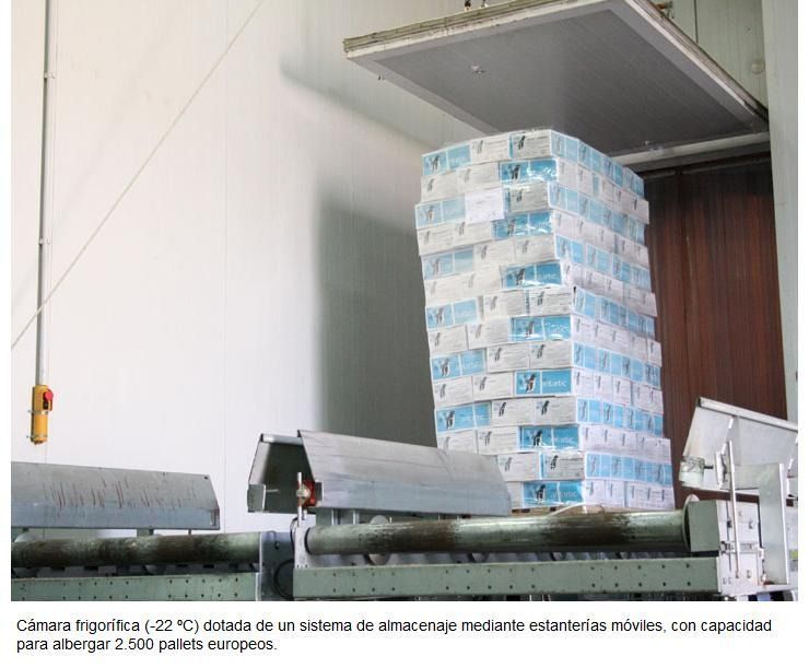 Una pila de cajas colocadas encima de una cinta transportadora.