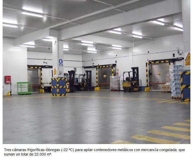 Un gran almacén con muchas carretillas elevadoras en su interior.