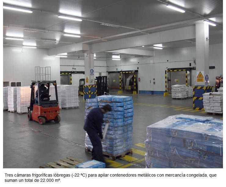 Un hombre está cargando cajas en un almacén con una carretilla elevadora.