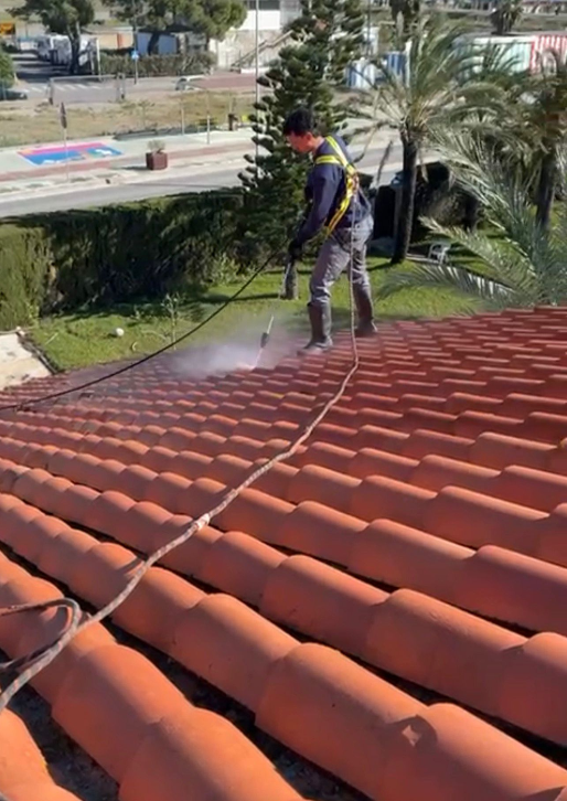 Una foto de antes y después de un techo con las palabras antes y después.