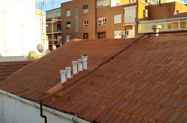 Un techo con una hilera de chimeneas sobre él.