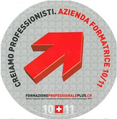 Gray and red sticker with an arrow and Italian text