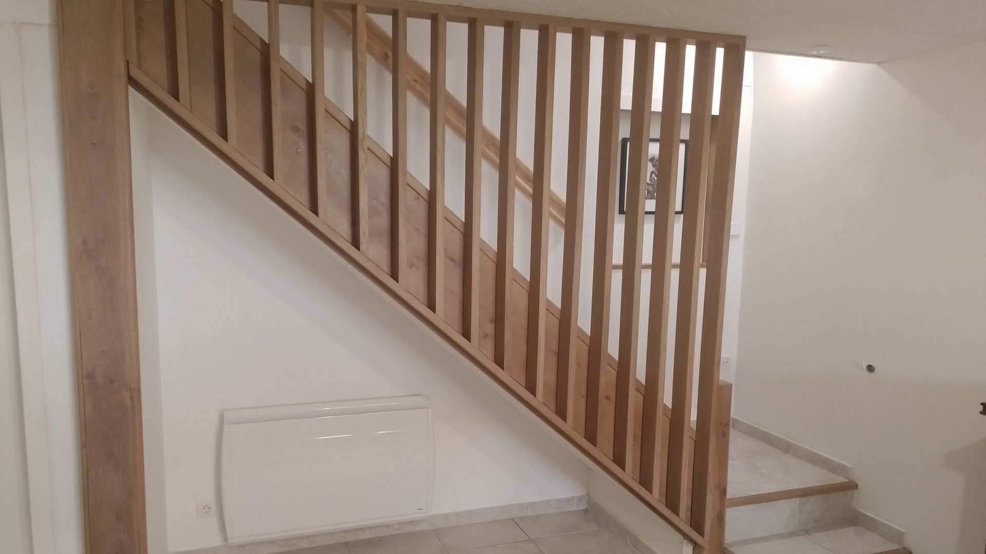 Un escalier avec barrières en bois