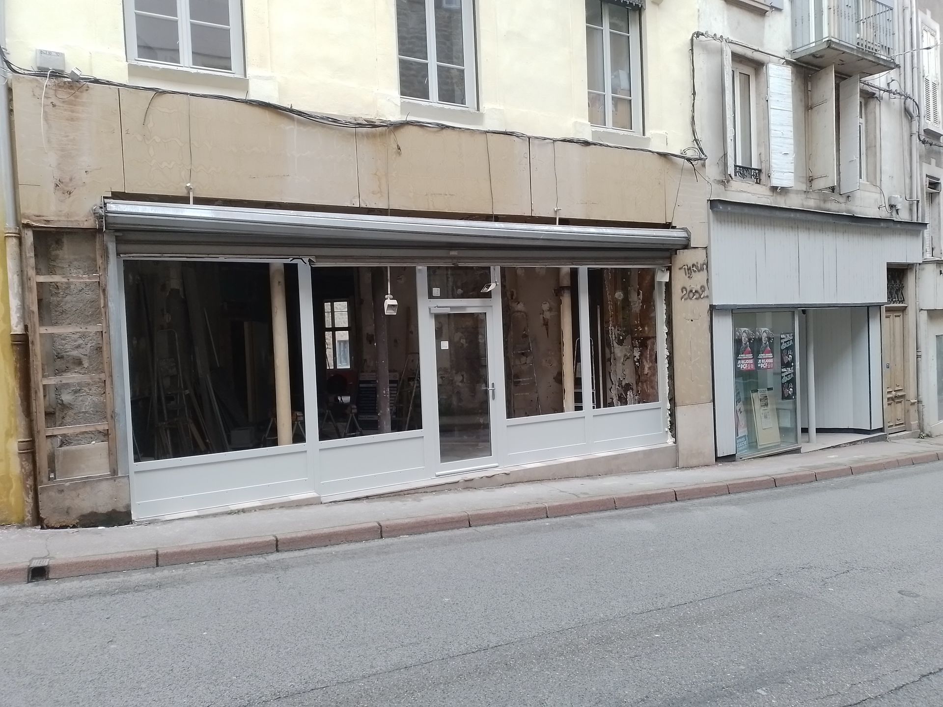 Une devanture de magasin dont les menuiseries sont neuves