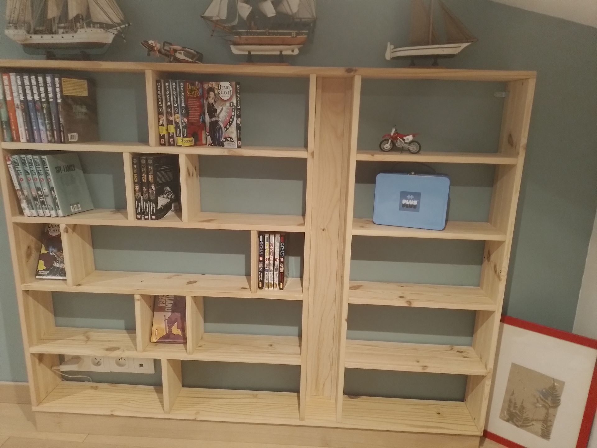 Une bibliothèque faite sur mesure et en bois