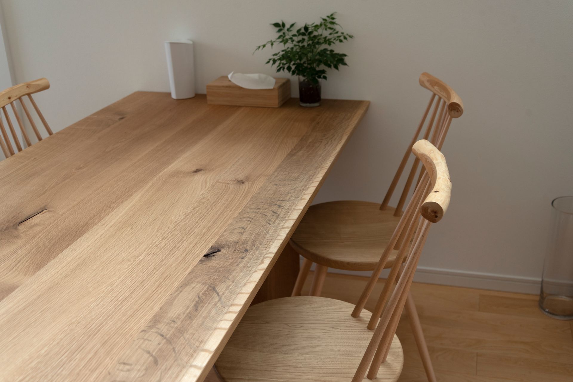 Une table et des chaises en bois