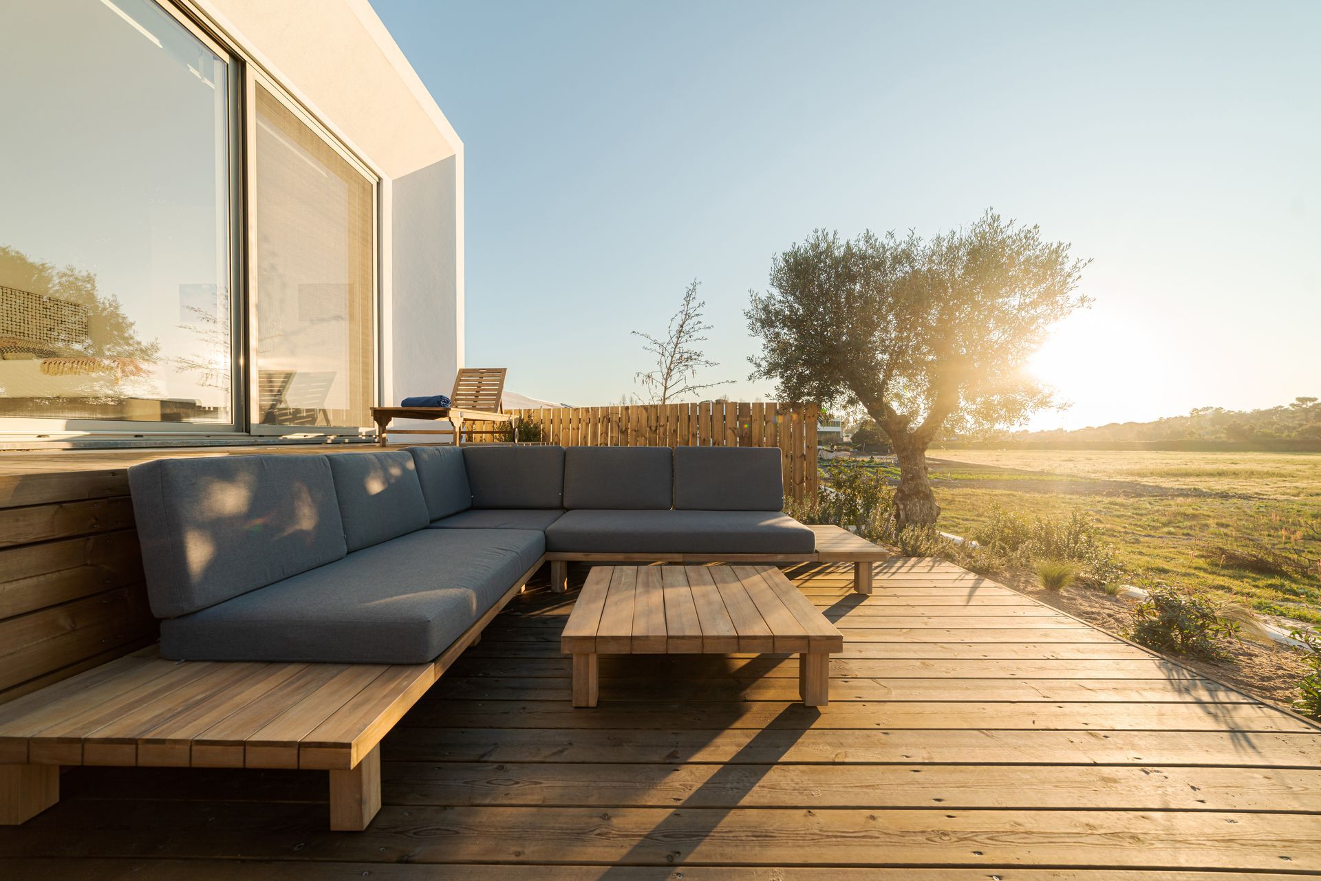 Une terrasse en bois avec un salon de jardin