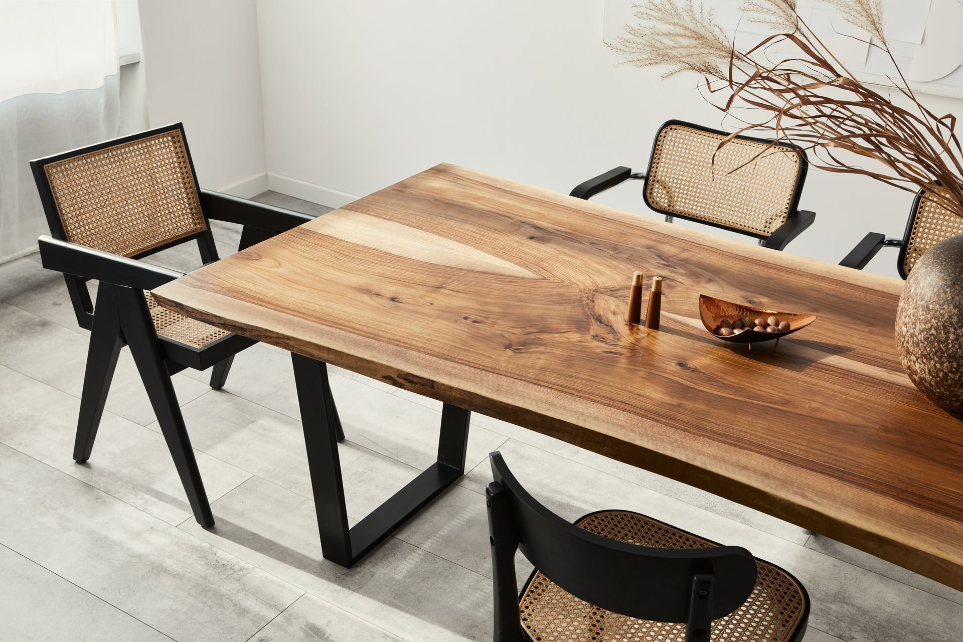 Une table en bois et ses chaises