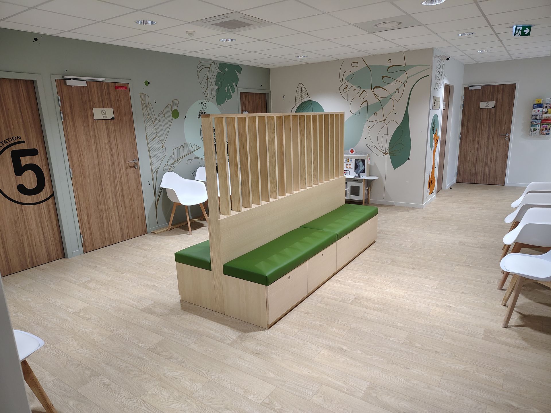 Un meuble dans une salle d'attente