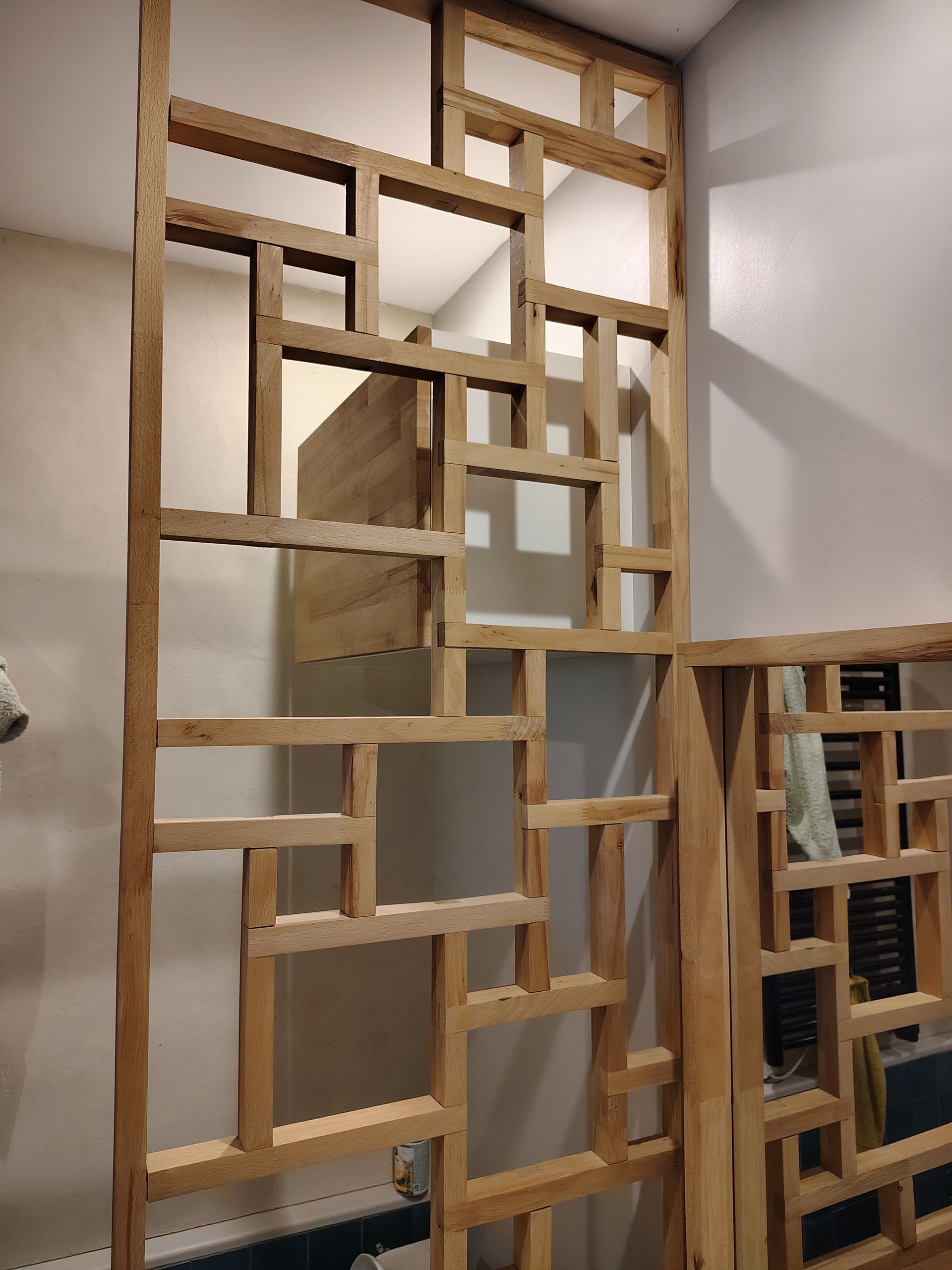 Un meuble séparateur en bois