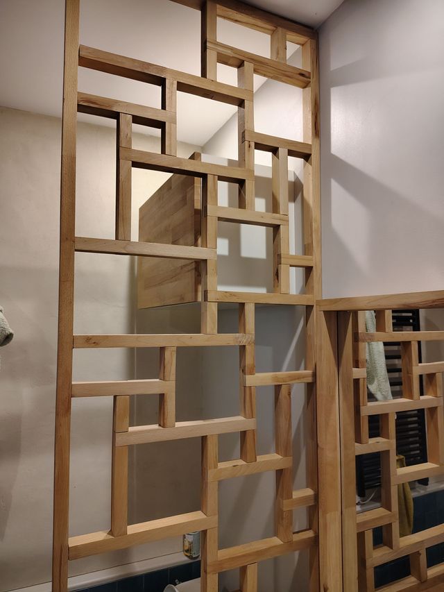 Un meuble séparateur en bois