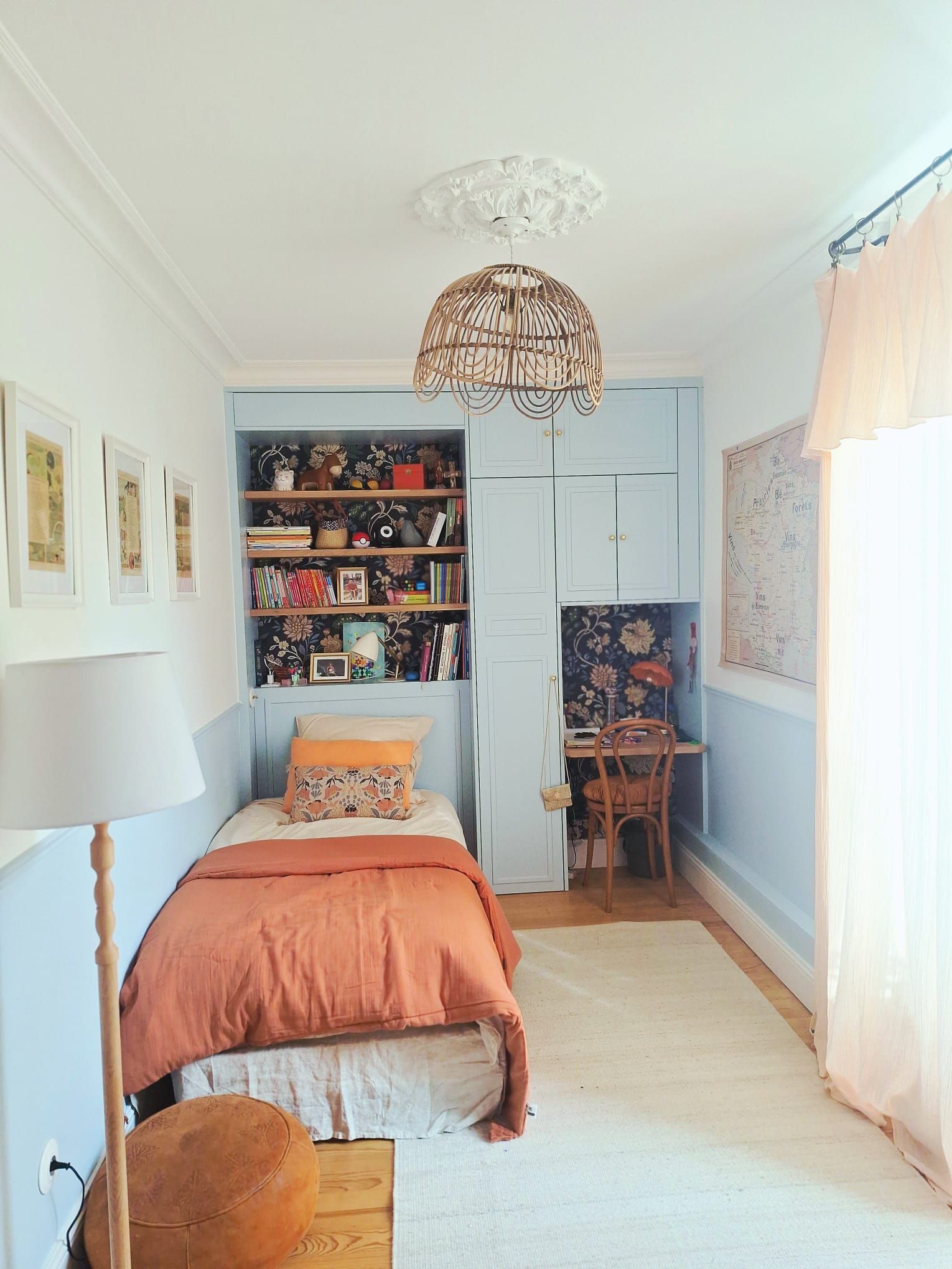 Une tête de lit et des rangements