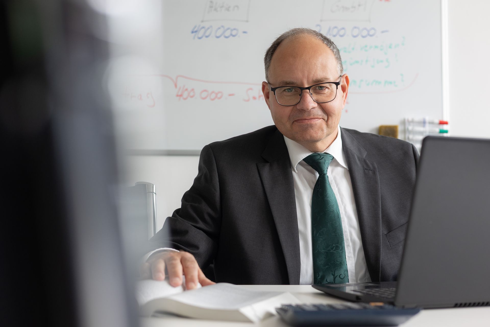 Sie tragen Verantwortung für Ihr Lebenswerk und möchten es geordnet an die nächste Generation übergeben. Wer eine durchdachte Vermögensnachfolge plant, sucht einen Berater mit fundierter Ausbildung, langjähriger Praxis und persönlichem Engagement. Genau hier setzt die Kanzlei Bernd Lothar Ditter rund um Emmendingen an. Sie verbindet Fachwissen aus Steuerrecht und Wirtschaftsprüfung mit einer kleinen, eingespielten Teamstruktur.