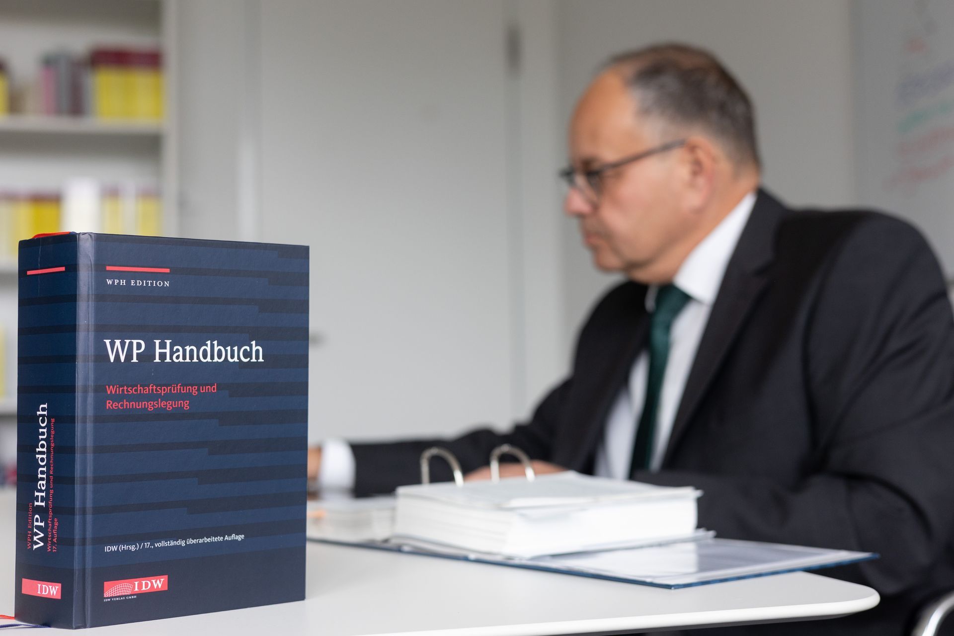 Viele Inhaber stehen vor einer unangenehmen Erkenntnis: Eine falsche Beraterwahl kann den Wert eines Lebenswerks dauerhaft schmälern. Verträge sind unterzeichnet, steuerliche Weichen gestellt – und Korrekturen werden plötzlich teuer oder unmöglich. Wer eine Unternehmensnachfolge im Umkreis von Lörrach plant, sollte deshalb die Auswahl des Begleiters sehr bewusst angehen. Wir zeigen, welche Kriterien wirklich tragen.