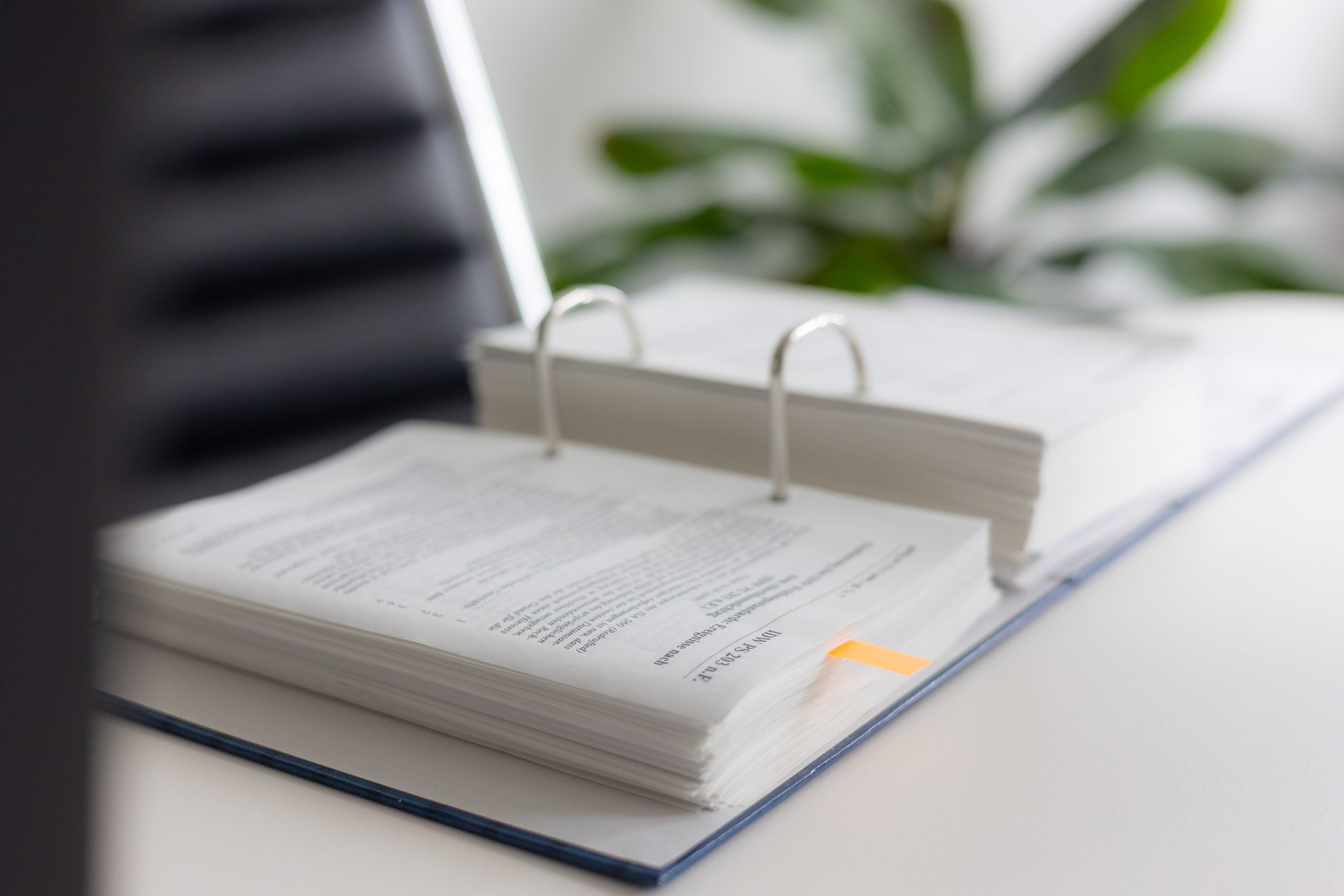 Ein Inhaber sitzt nach Feierabend in seinem Büro und blickt auf drei Jahrzehnte Aufbauarbeit zurück. Plötzlich rückt die Frage in den Vordergrund, wer den Betrieb fortführen soll und wie sich der Übergang sauber regeln lässt. Genau an diesem Punkt setzt eine fundierte Begleitung der Unternehmensnachfolge in der Region Emmendingen an. Unsere Kanzlei strukturiert den Prozess so, dass Sie jederzeit den Überblick behalten.