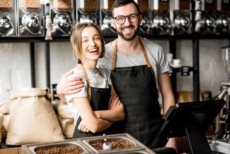 Un couple de torréfacteurs souriants