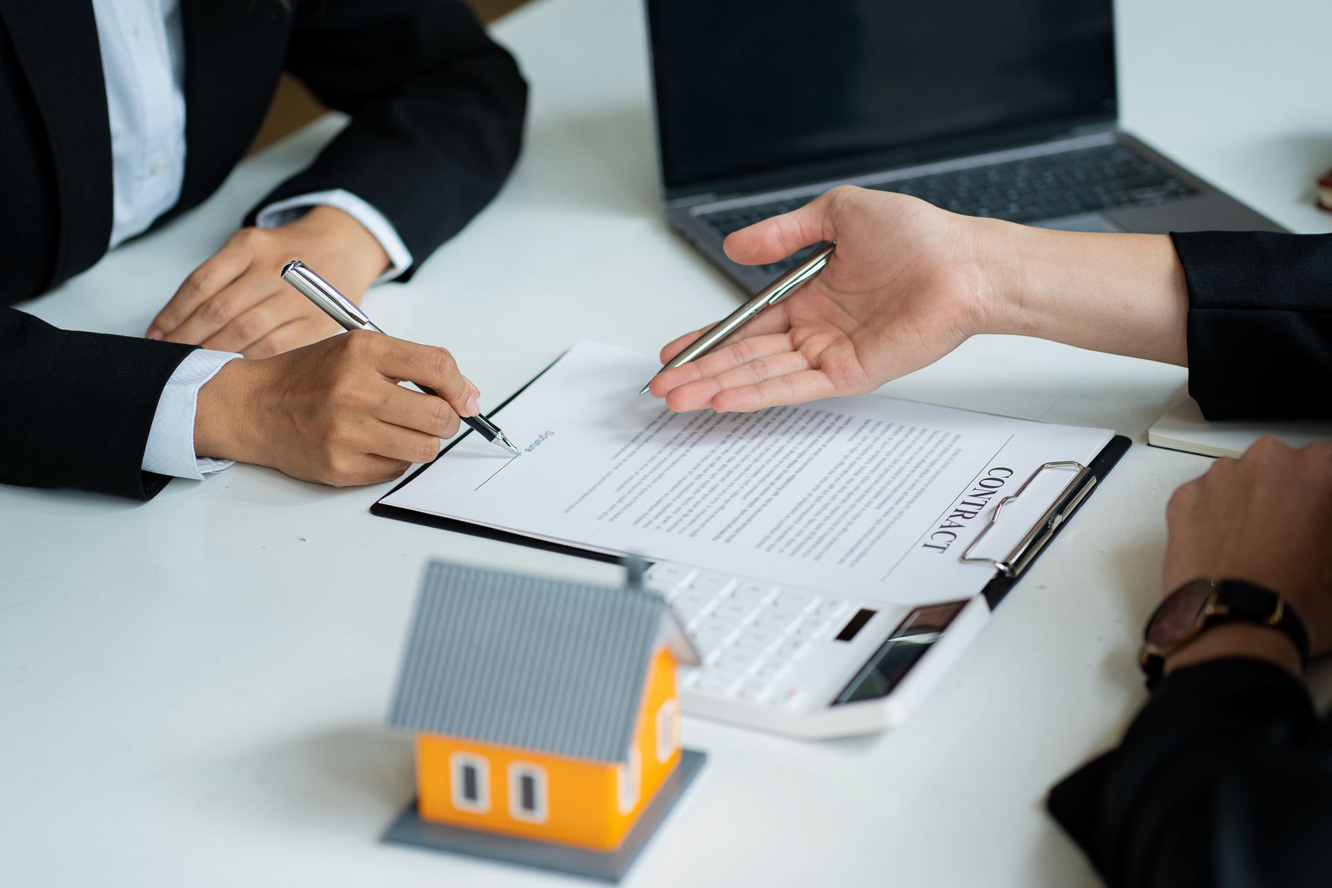 Deux personnes en en train de signer un contrat